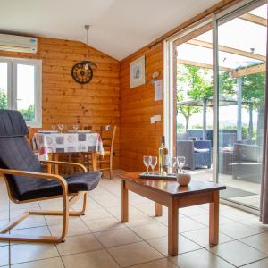 Séjour lumineux donnant sur la terrasse couverte