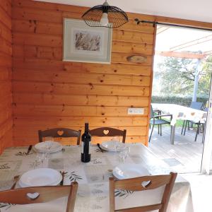 Espace repas avec vue sur la terrasse