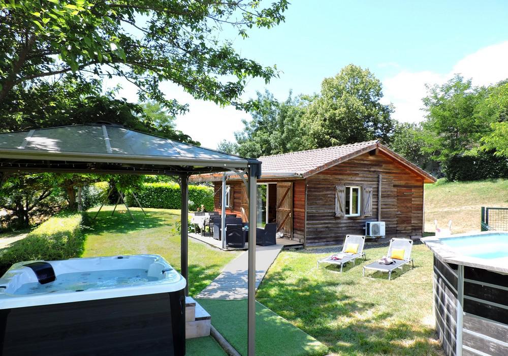 Chalet avec spa jacuzzi privatif et piscine en été - Chalet Meleze Gers
