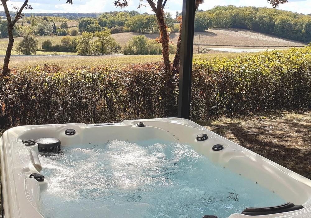 Spa jacuzzi privatif dans le Gers - Chalet Cedre