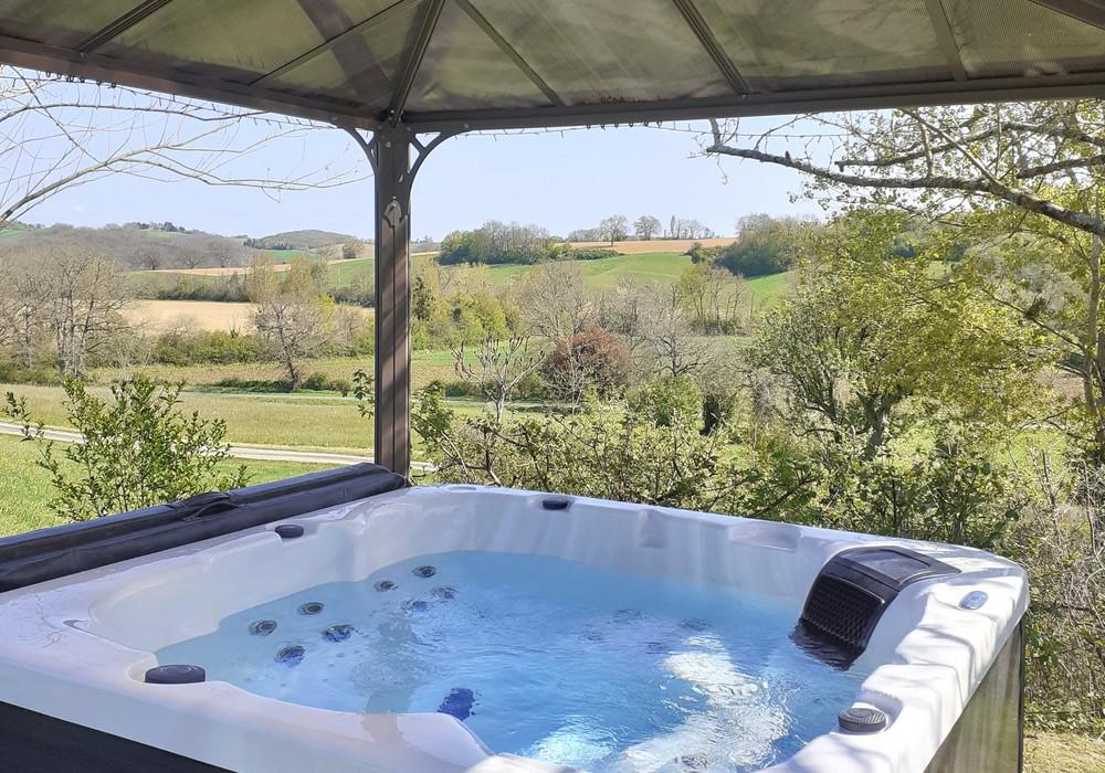 Spa jacuzzi privatif Chalet Meleze Gers